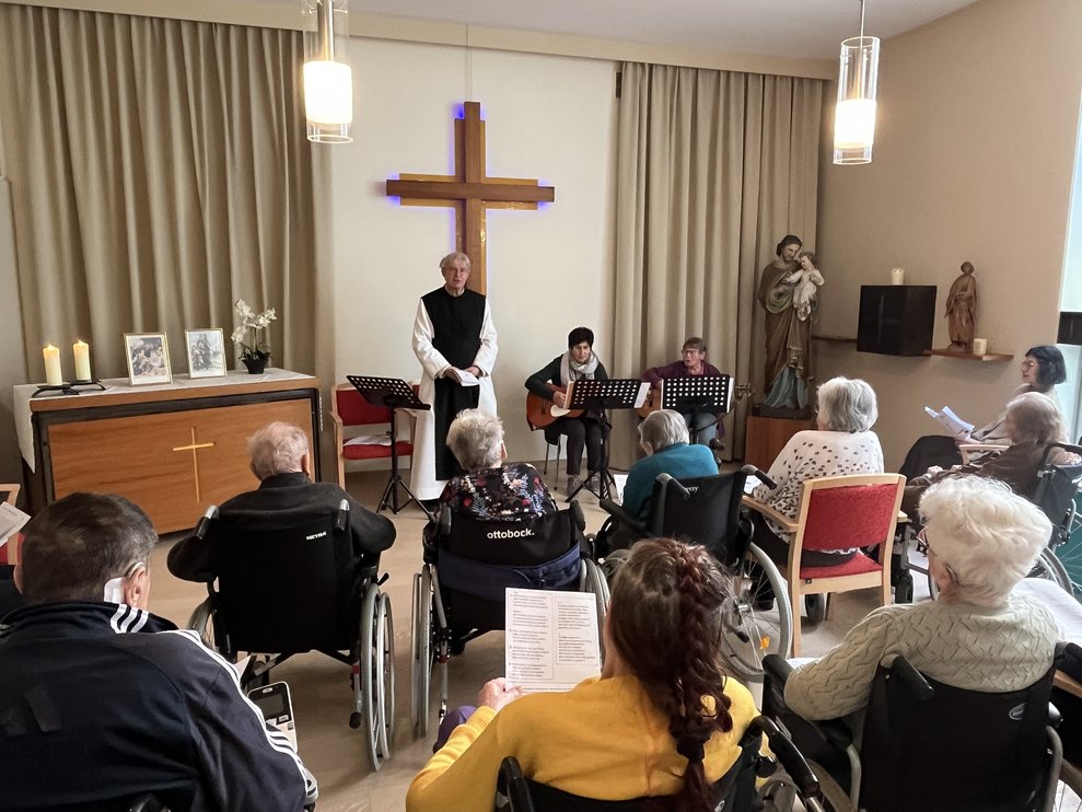BewohnerInnen in der Kapelle beim Kreuzweg