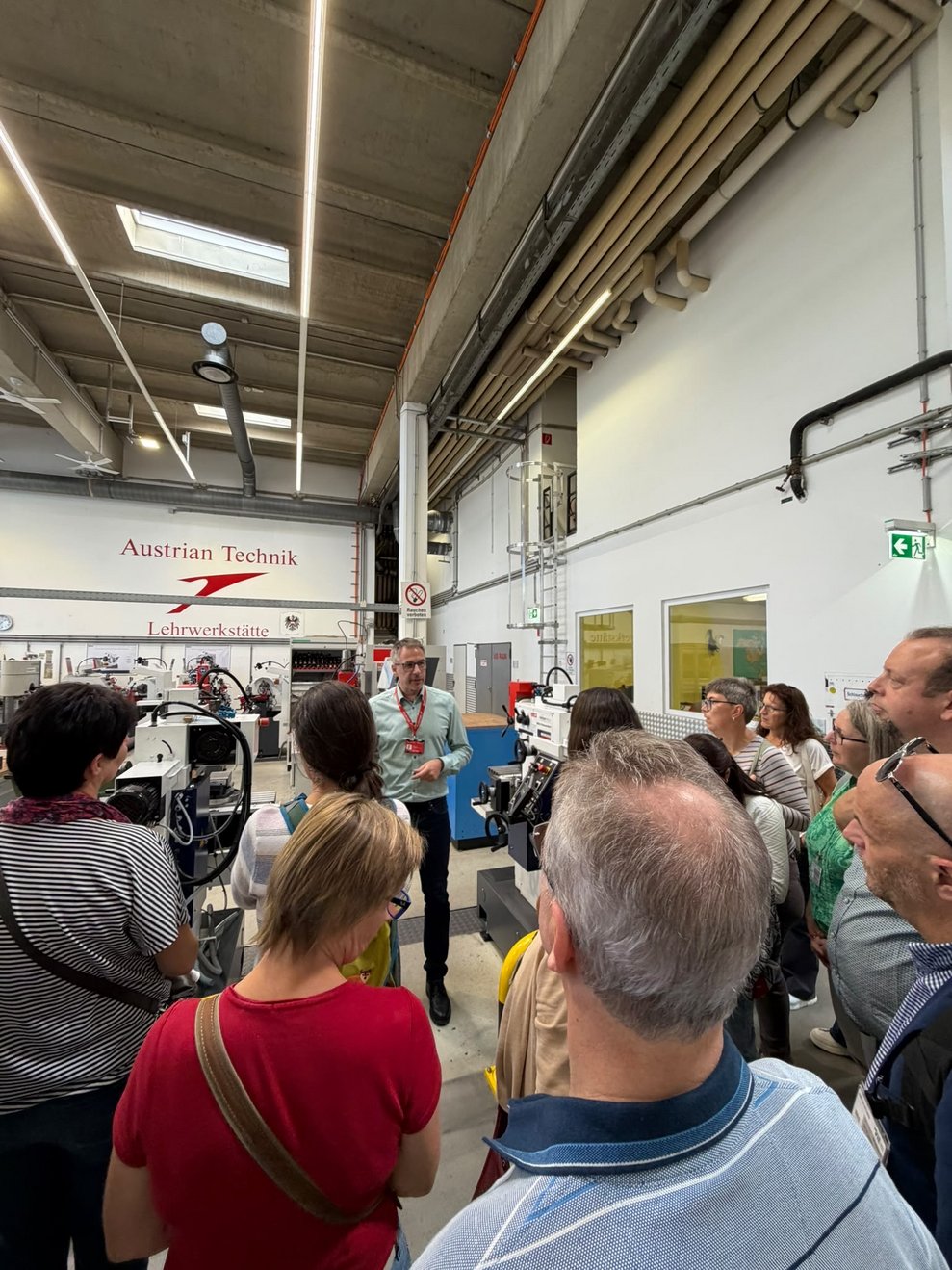 Mitarbeiter besichtigen die Lehrwerkstatt des Flughafens