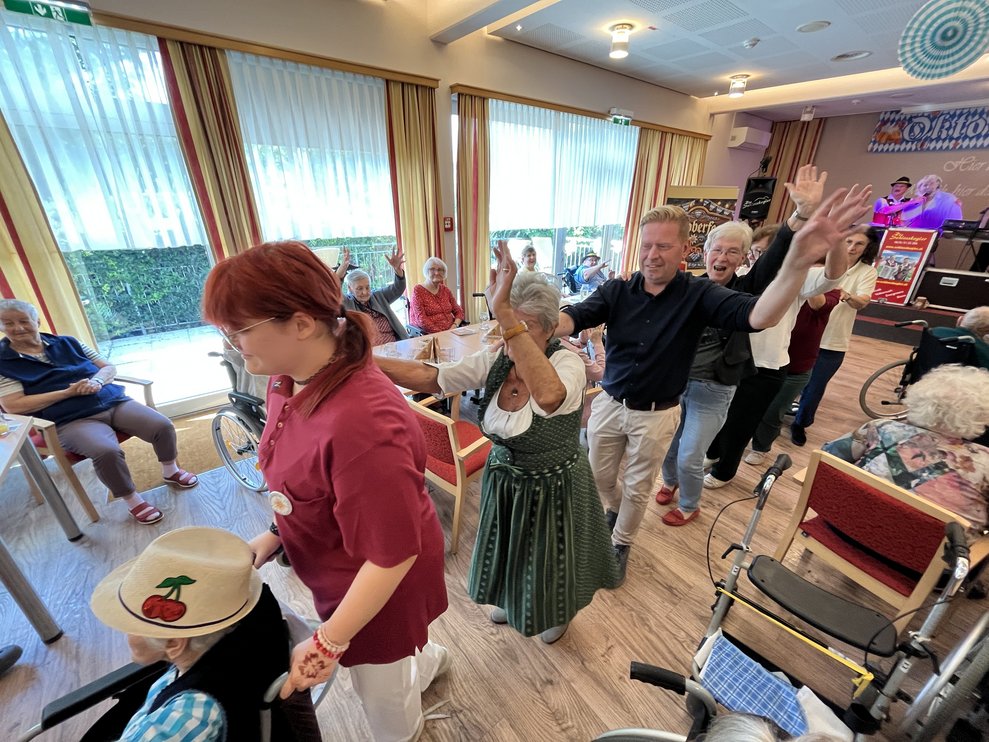Es wird Polonaise getanzt.