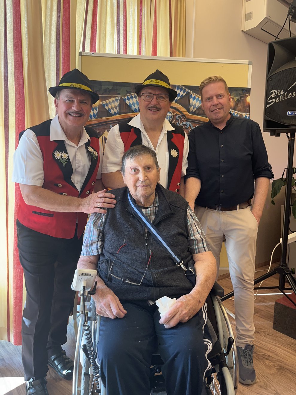 Die Schlosskogler posieren mit einem Herren.