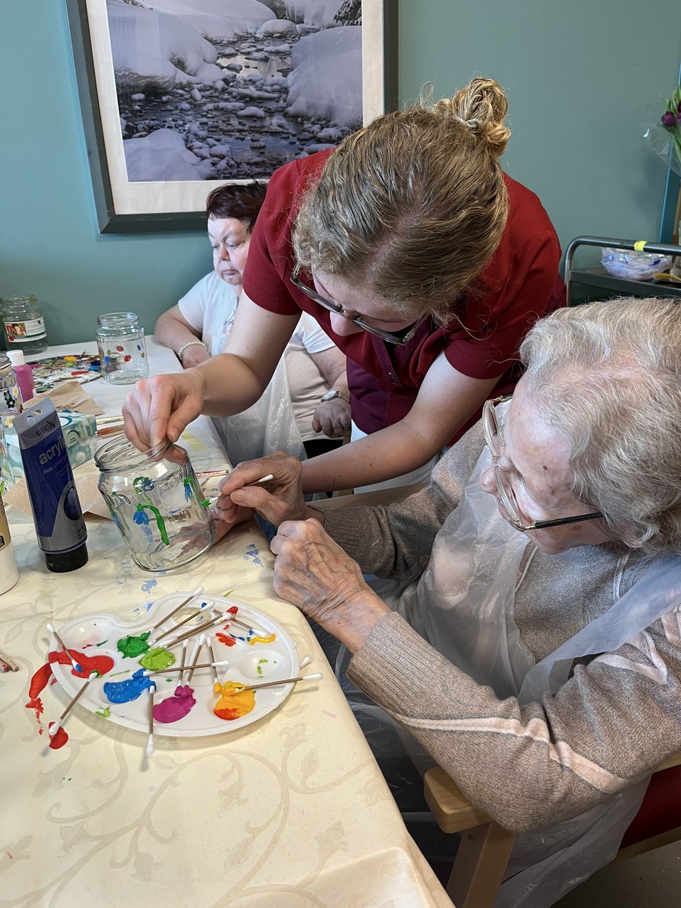 BewohnerInnen beim Bemalen von Blumen