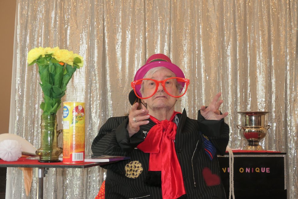 Eine Dame in Verkleidung mit übergroßer roter Brille.