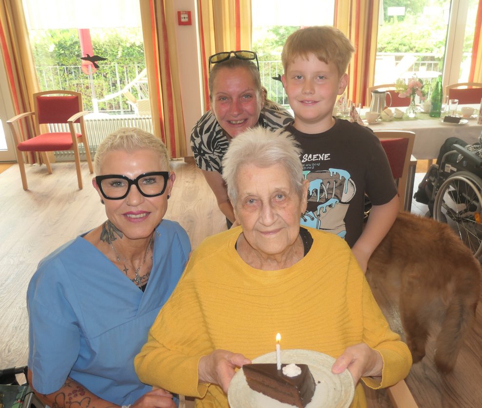 Gratulation mit Torte.