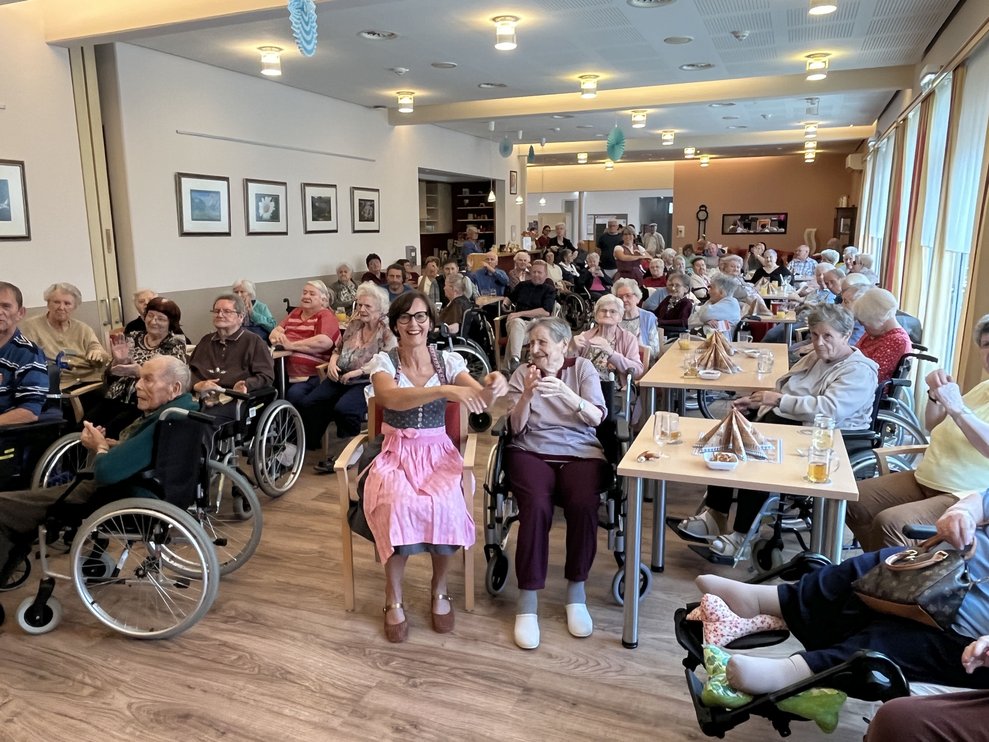 Blick in den vollen Festsaal.