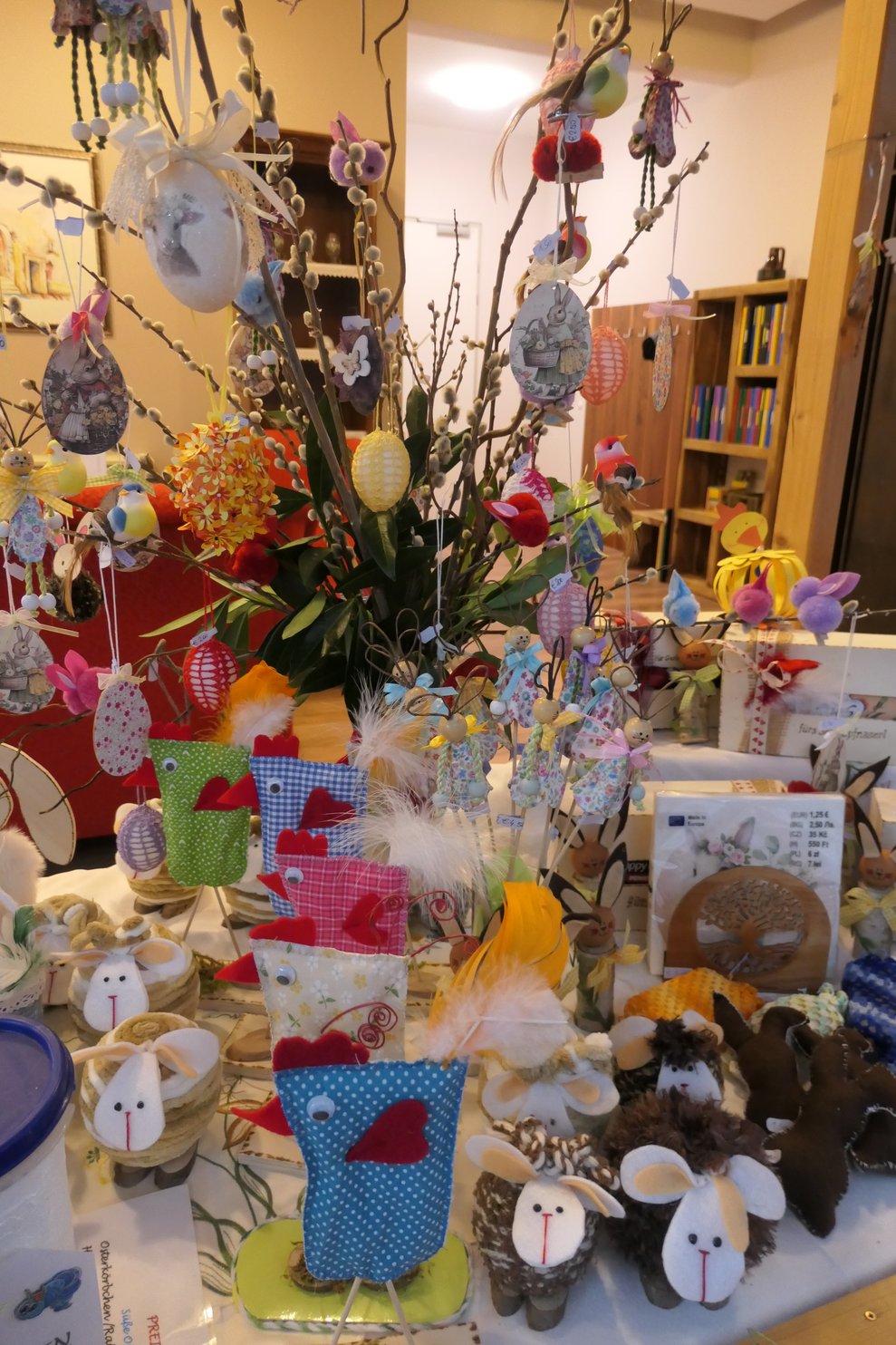Osterstand mit gebastelten Ostersachen