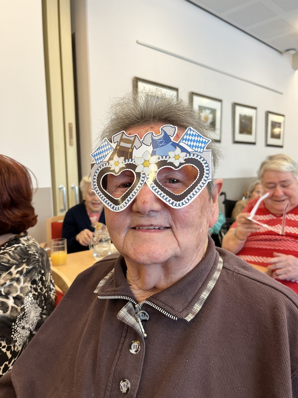 Ein Herr mit Oktoberfest Brille.