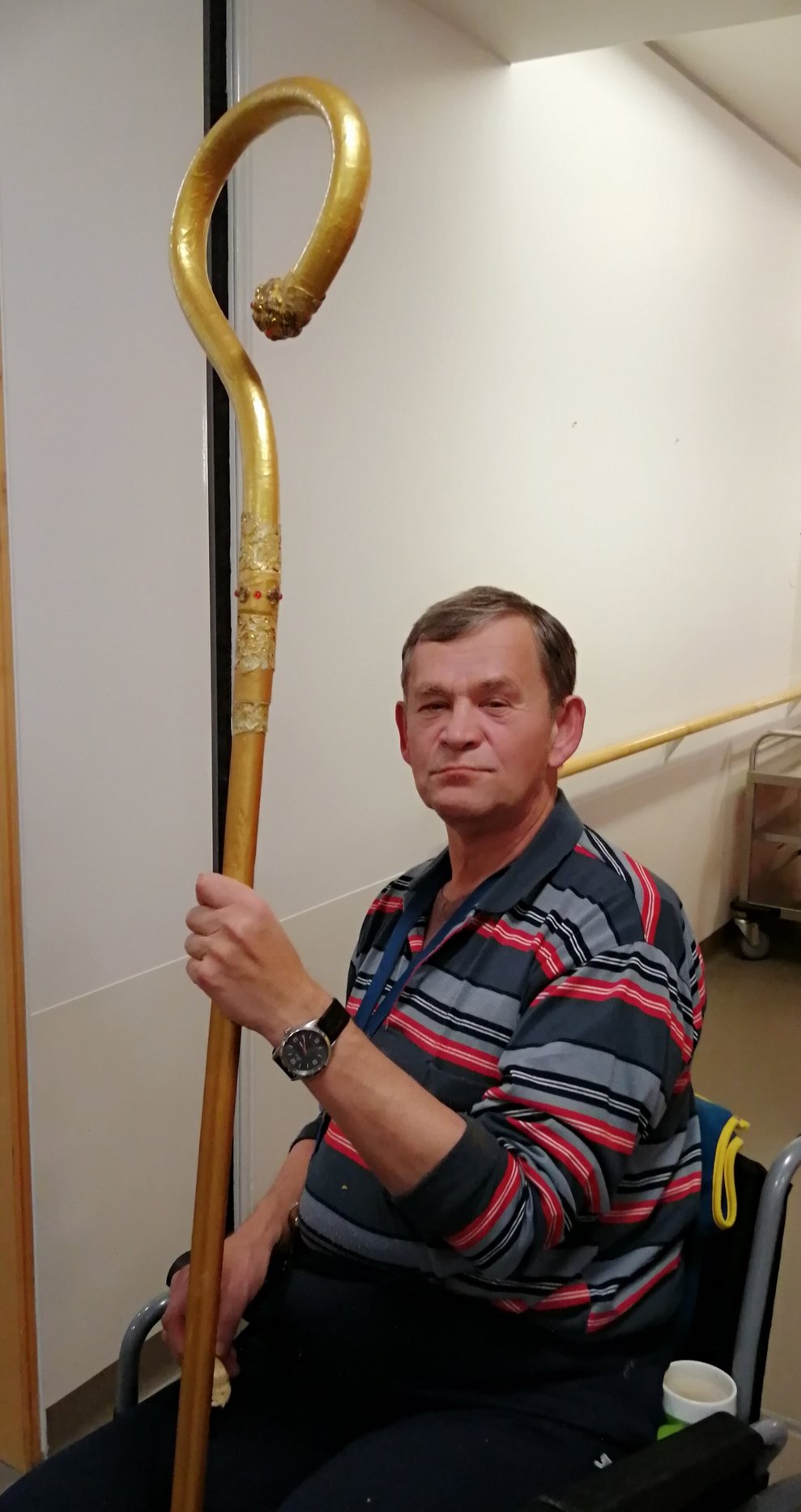Ein Herr mit dem Bischofsstab vom Nikolo.