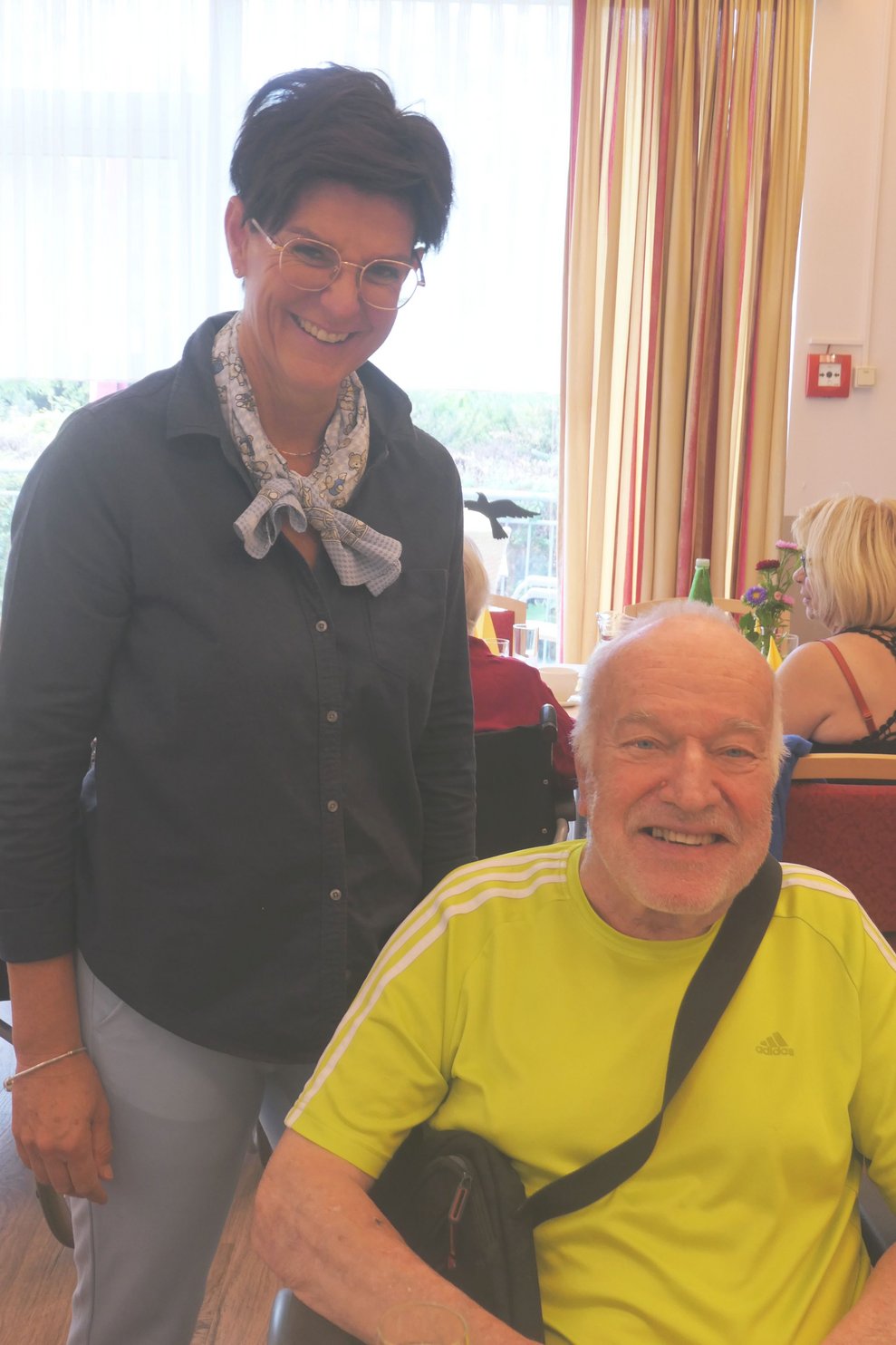 Unsere Pflegedirektorin mit einem Geburtstagskind.