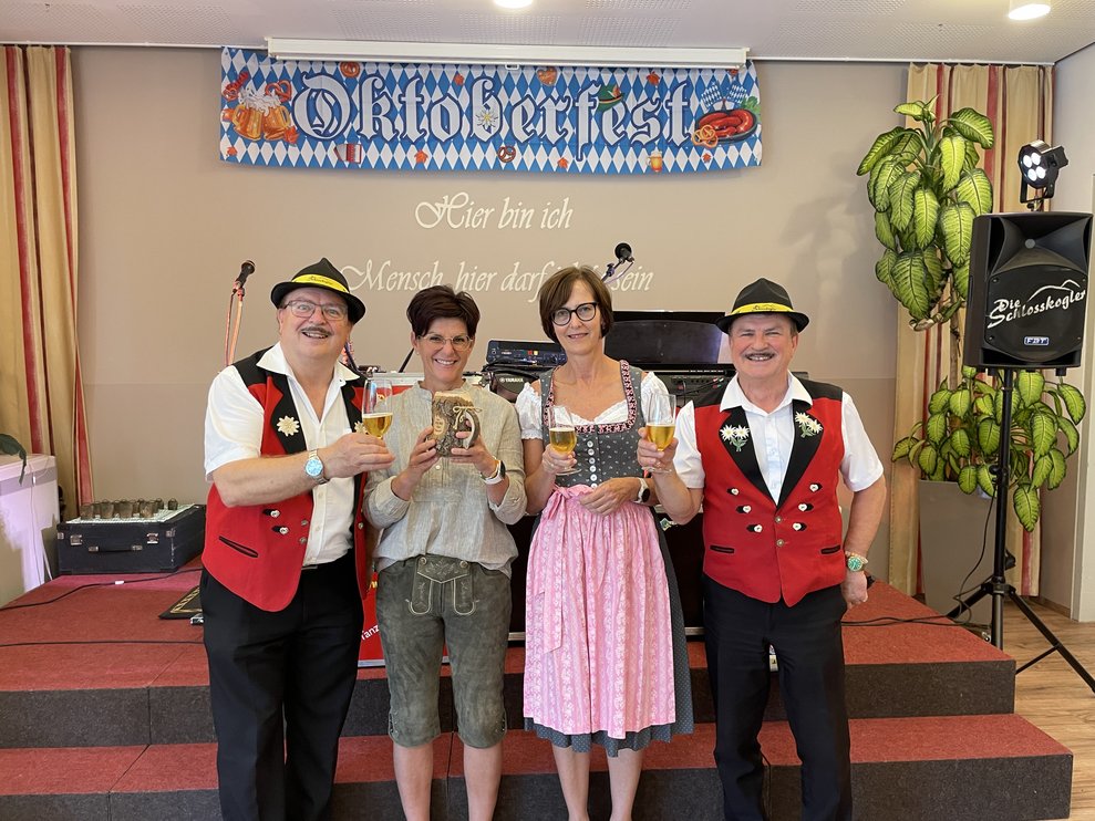 Die Schlosskogler posieren mit unseren Direktorinnen.