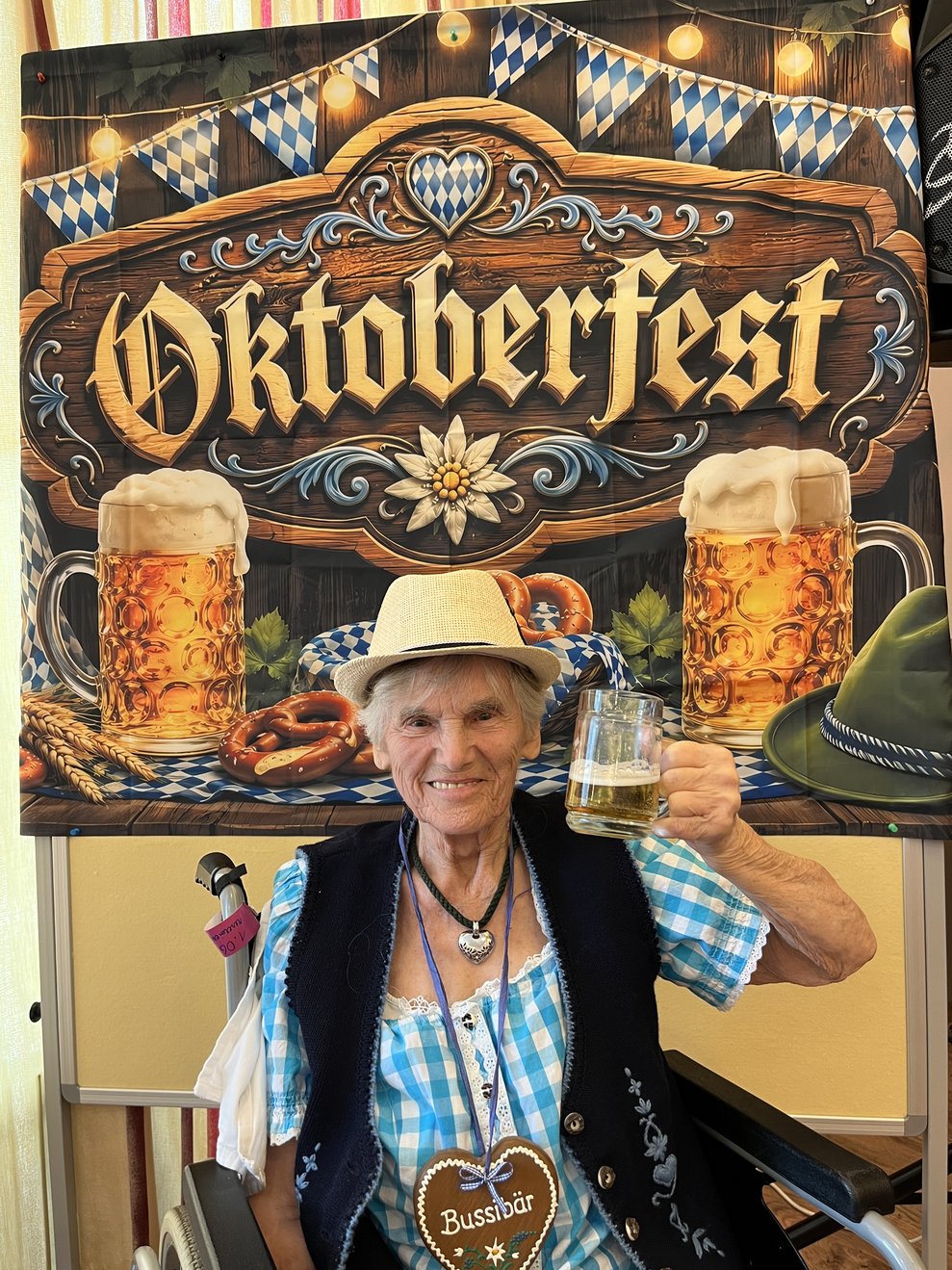Eine Dame im passenden Outfit vor der Oktoberfesttafel.
