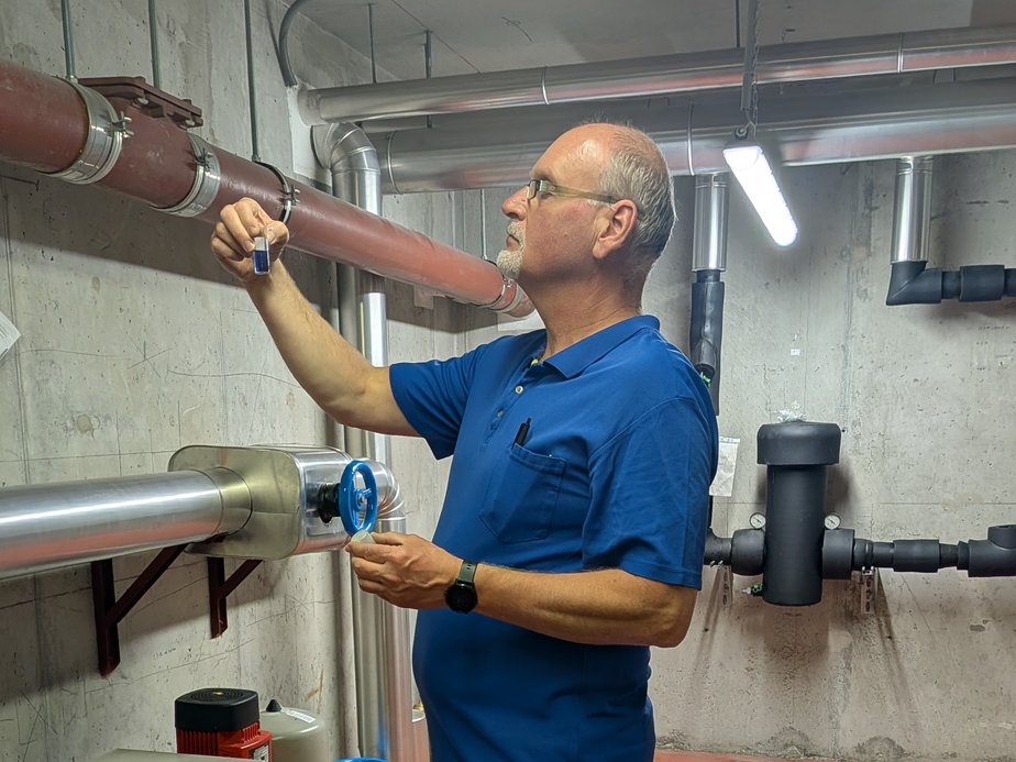 Unser Haustechniker überprüft das Wasser.