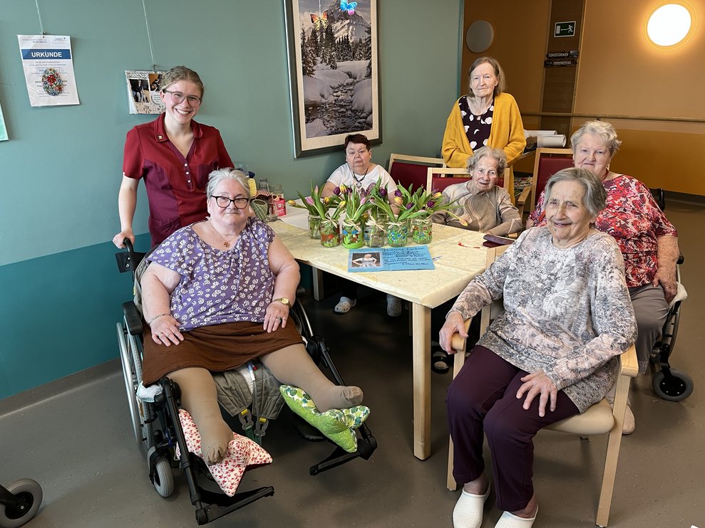 BewohnerInnen und Mitarbeiterinnen beim Basteln 