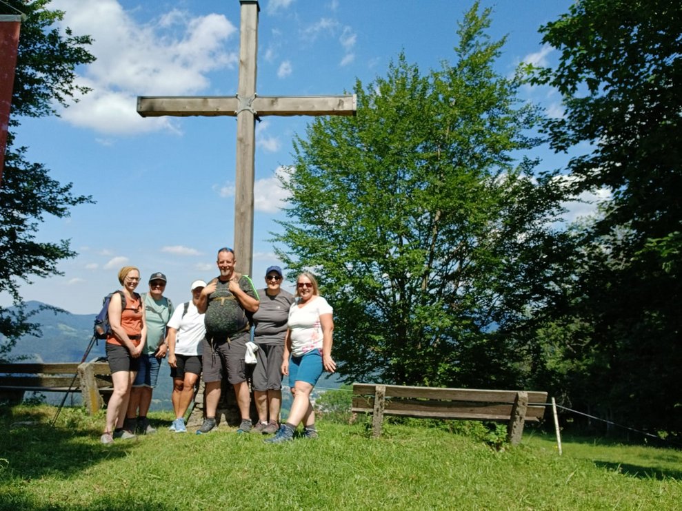Die Truppe beim Gipfelkreuz.