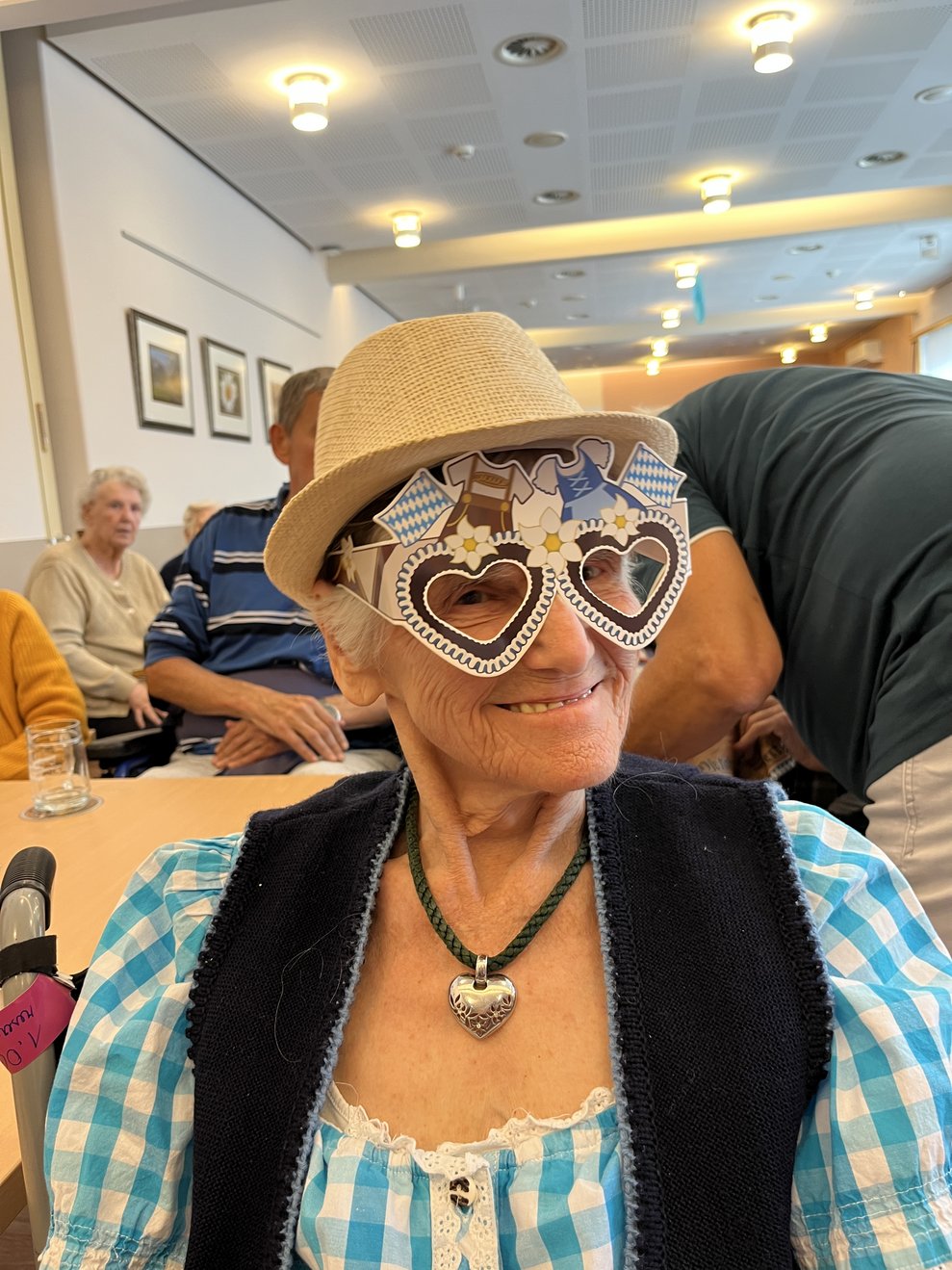Eine Dame mit Hut und Oktoberfest Brille.