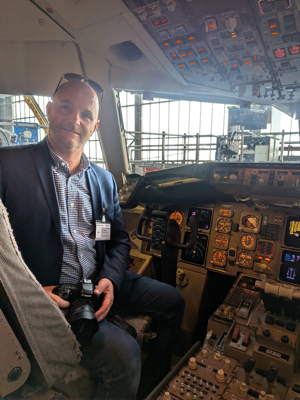 Mann mit Kamera in der Hand sitz im Cockpit