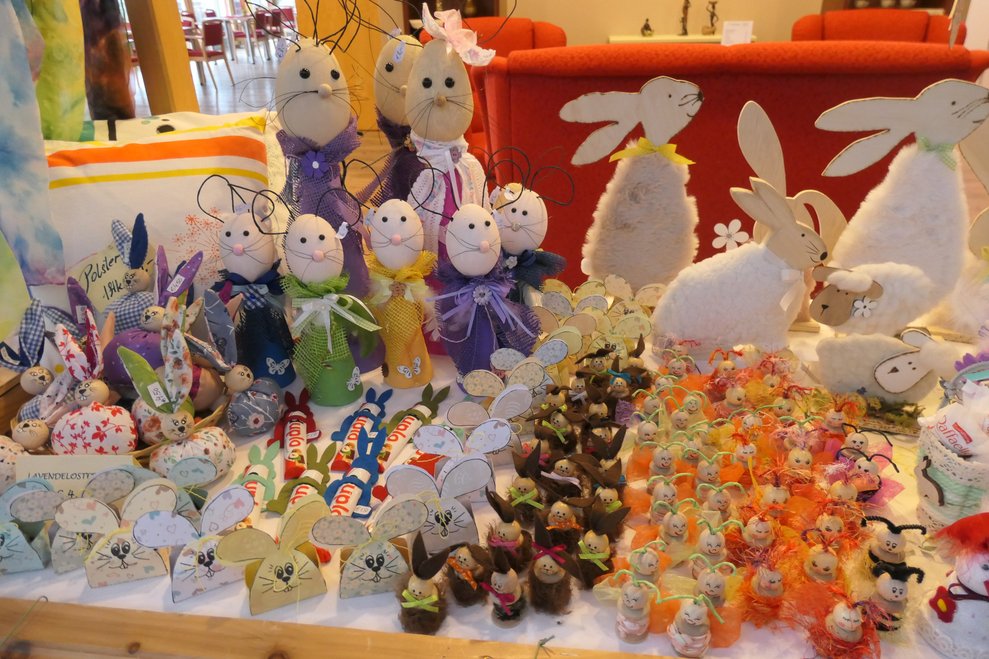 Osterstand mit Osterdekoration 