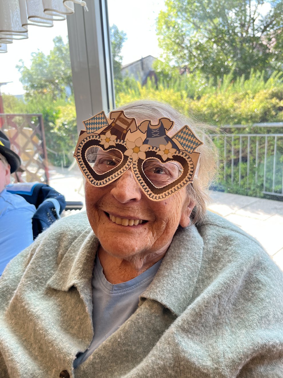 Eine Dame mit Oktoberfest Brille.