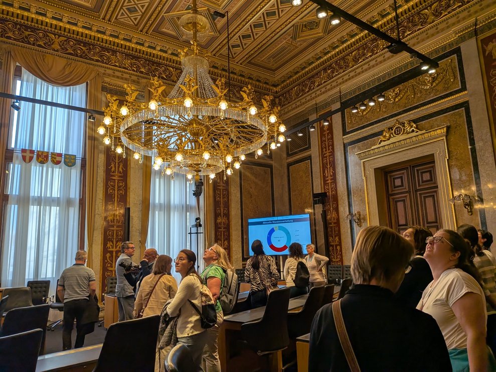 Konferenzraum mit riesigem Kronleuchter