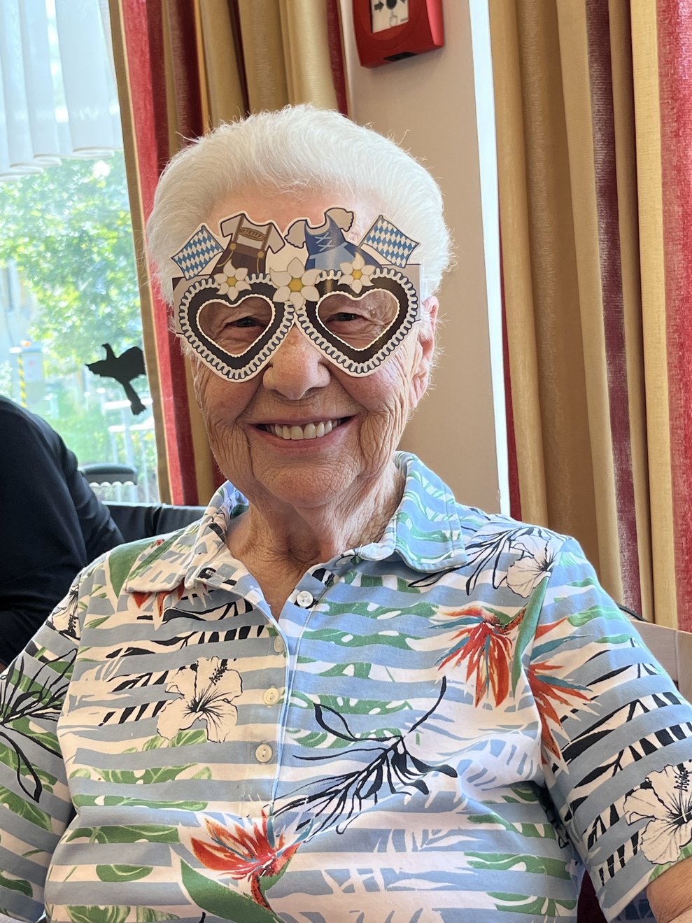 Eine Dame mit Oktoberfest Brille.