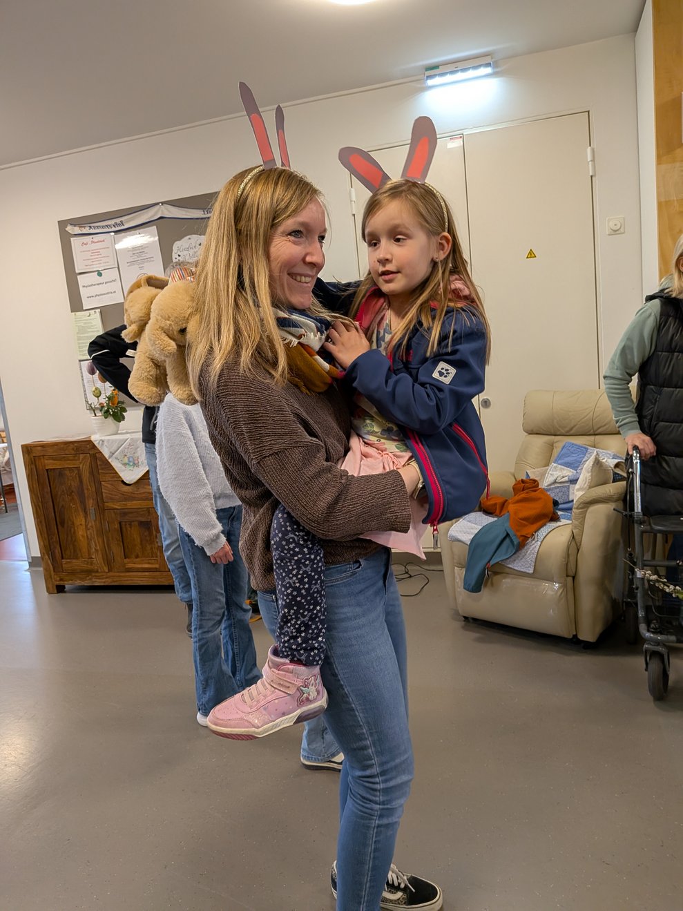 Frau und Kind tanzen zur Musik