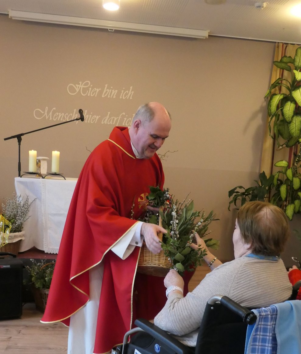 Hr. Pfarrer beim Weihen der Palmbuschen