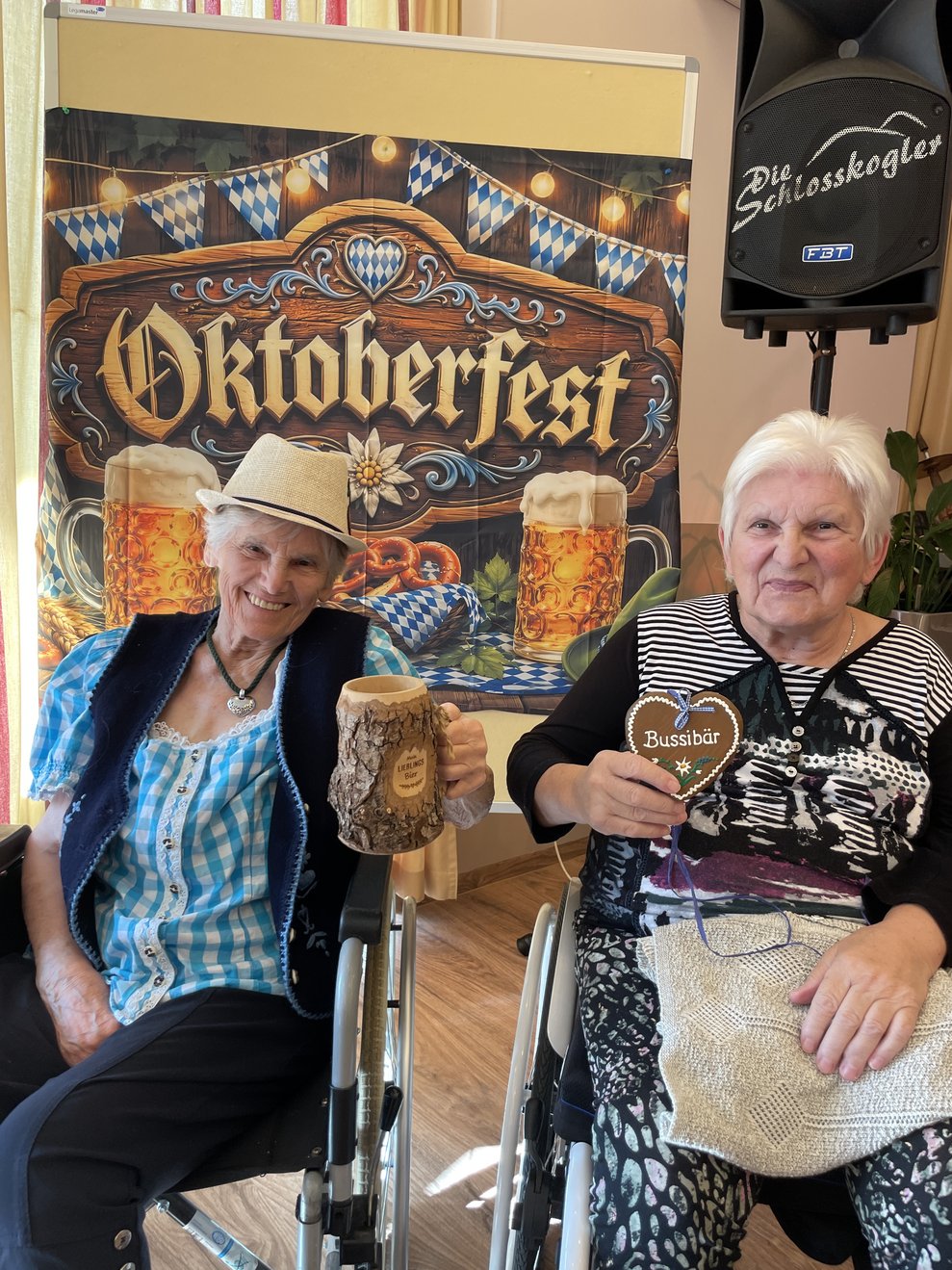Zwei Damen mit Lebkuchenherz und zünftigen Bierkrug.
