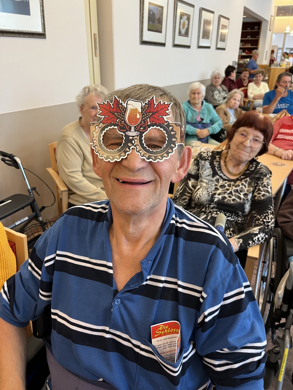 Ein Herr mit Oktoberfest Brille.