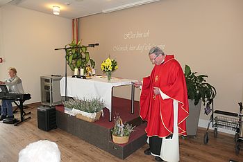 Herr Pfarrer vorm Altar.