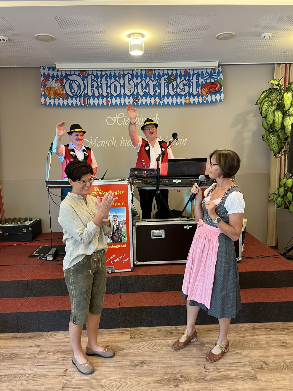 Die Direktorinnen eröffnen das Fest.
