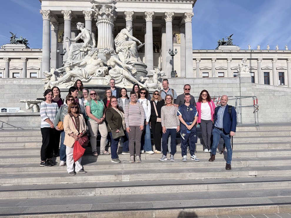 Gruppenfoto der MitarbeiterInnen vor dem Parlament