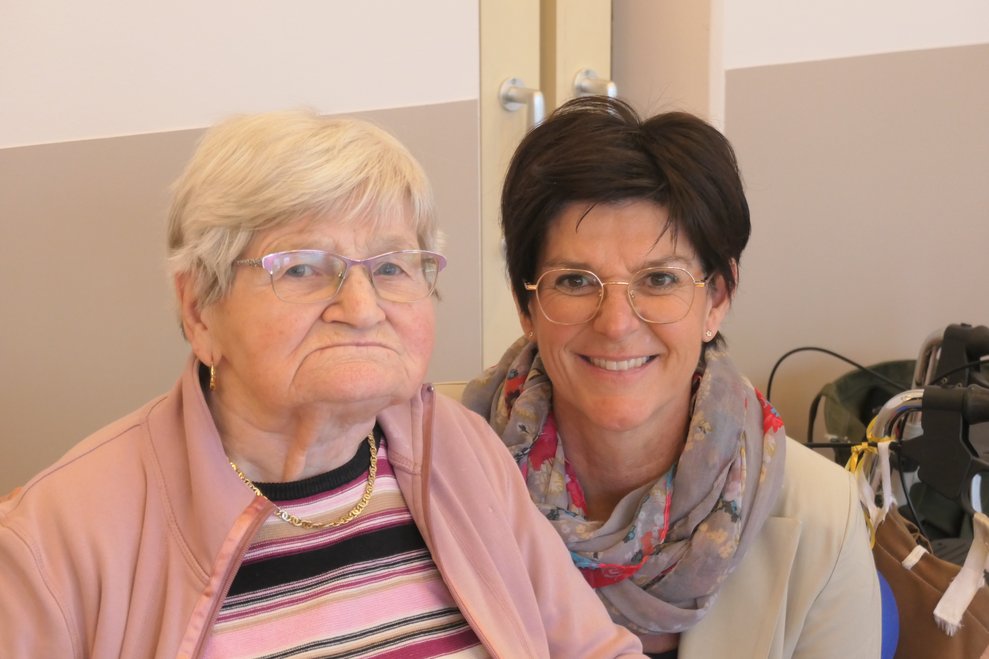 Zwei Damen lächeln in die Kamera.