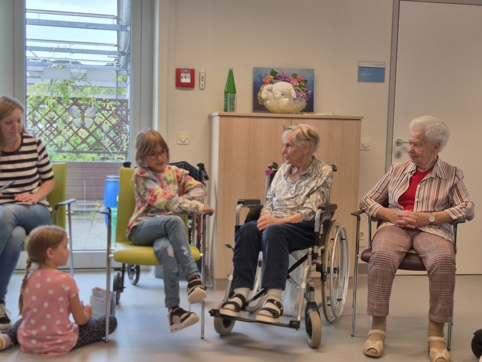 Einige Erwachsene und Kinder plaudern.