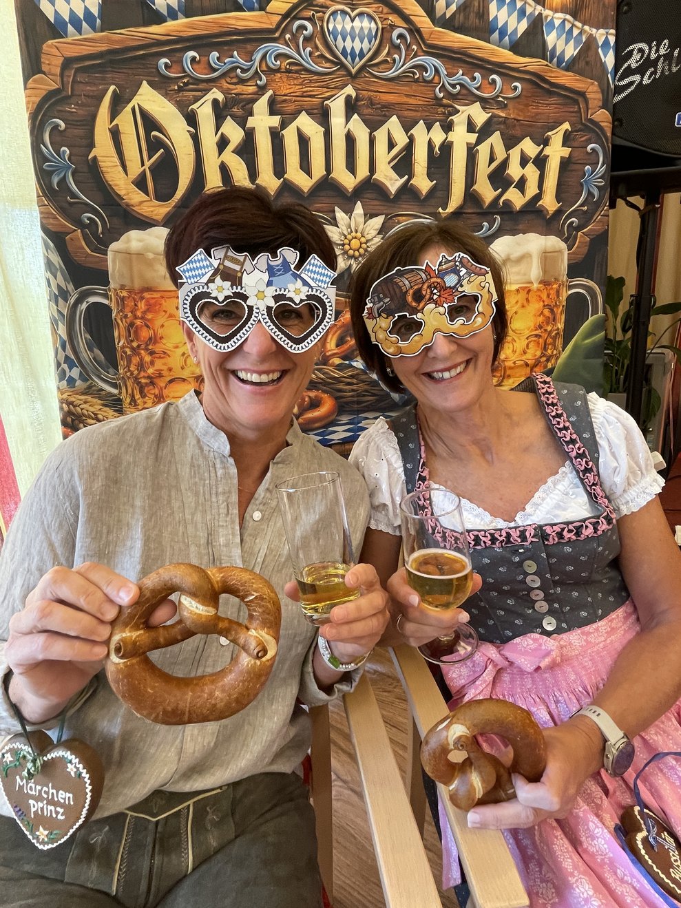 Die Direktorinnen mit Brezerl und Oktoberfest Brillen.