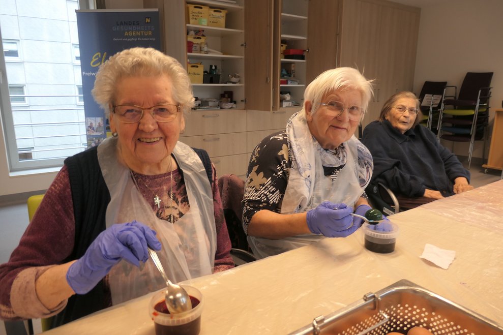 Bewohnerinnen beim Eier bemalen