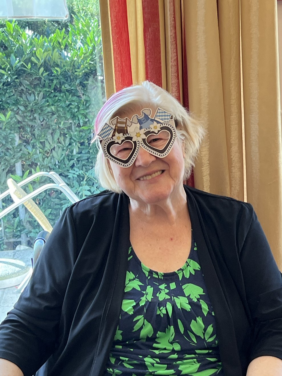 Eine Dame mit Oktoberfest Brille.