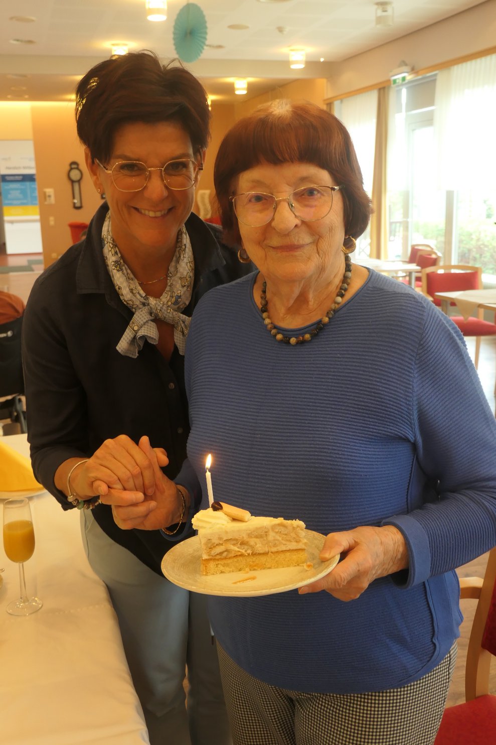 Unsere Pflegedirektorin mit einem Geburtstagskind.