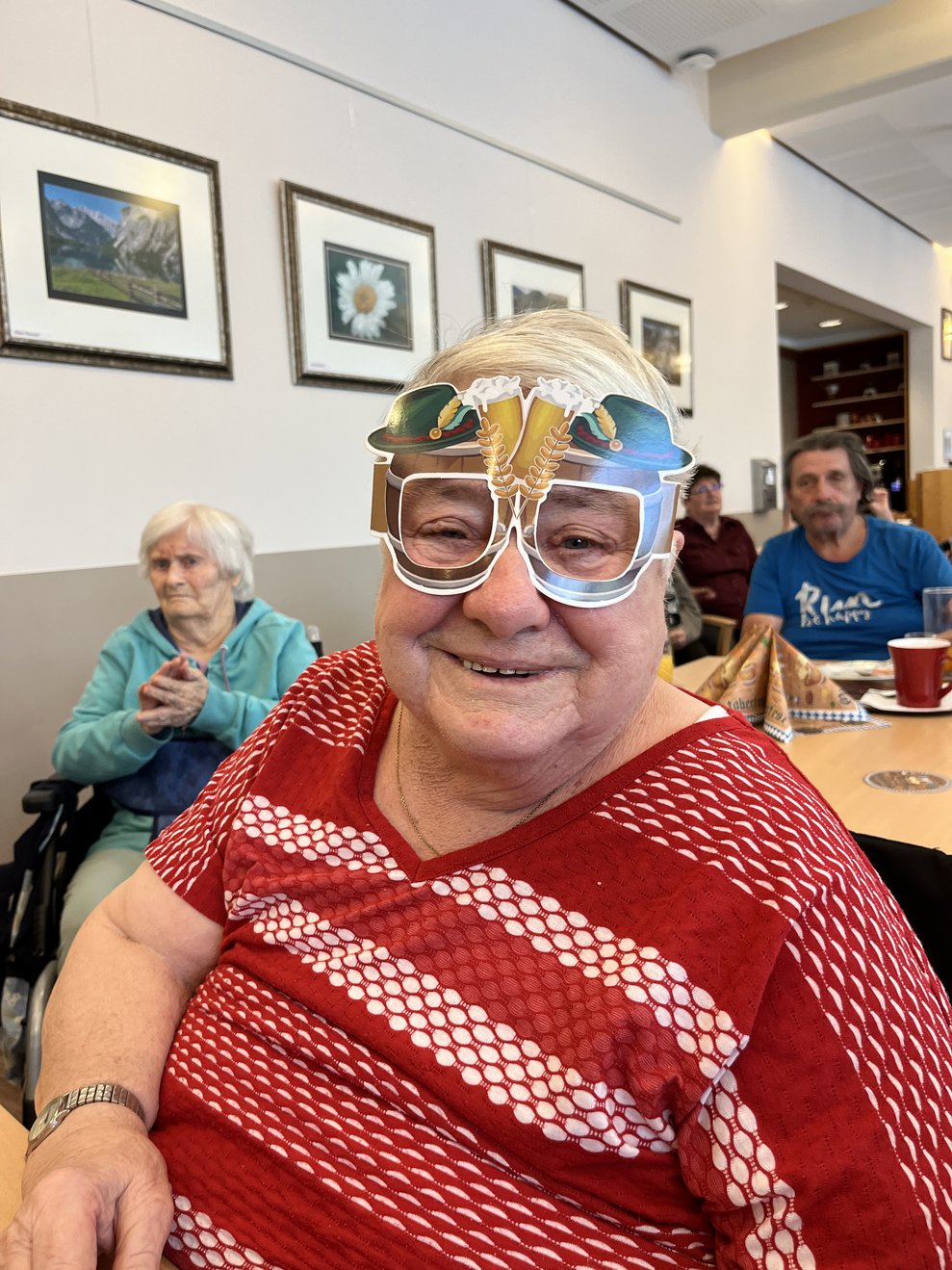Eine Dame mit Oktoberfest Brille.