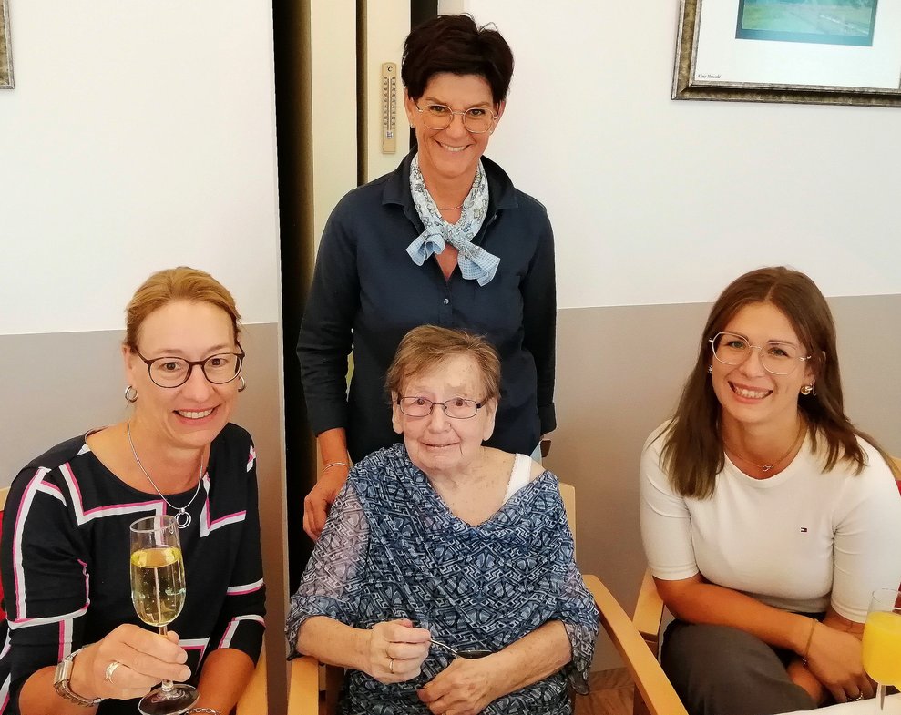 Vier Damen lächeln in die Kamera.