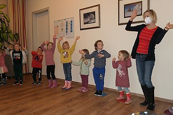 Die Kinder tanzen