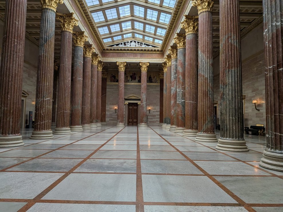 Saal mit Marmorboden und Säulen