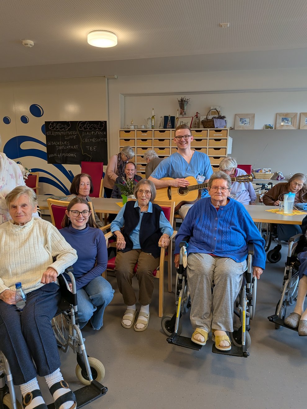 Tobi und Franziska mit BewohnerInnen im Wohnbereich
