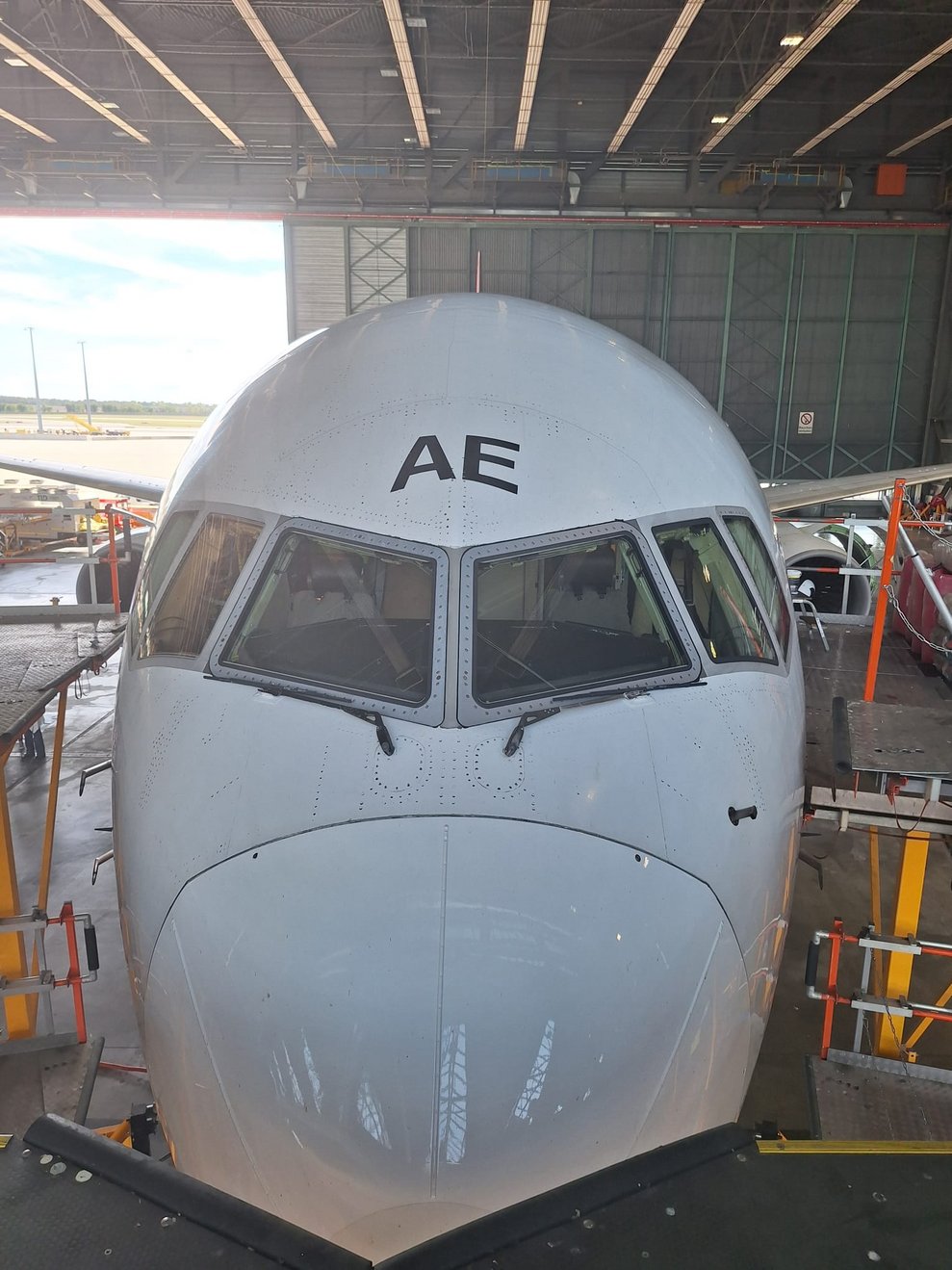 Flugzeug stehend im Hangar