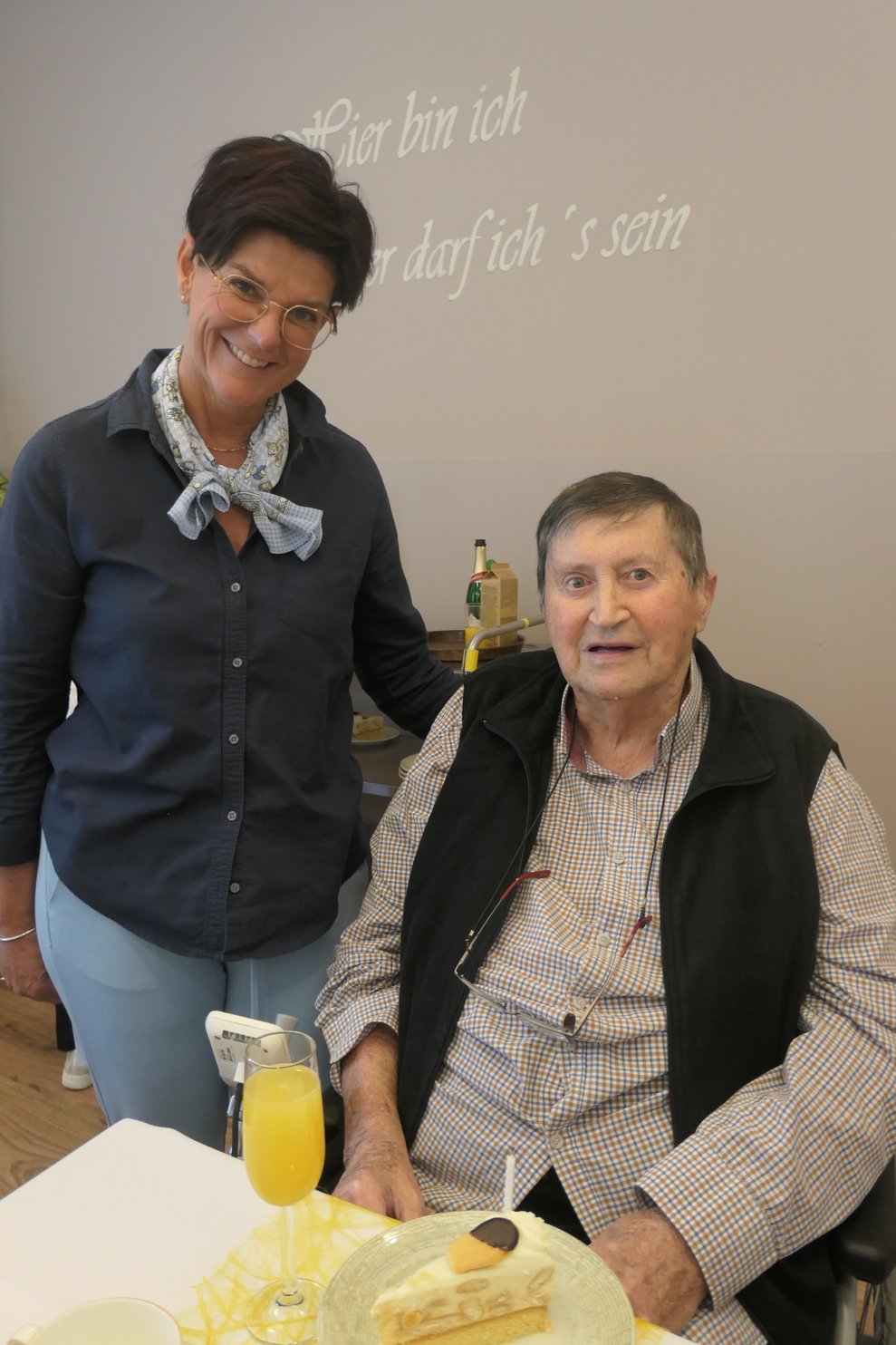 Unsere Pflegedirektorin mit einem Geburtstagskind.