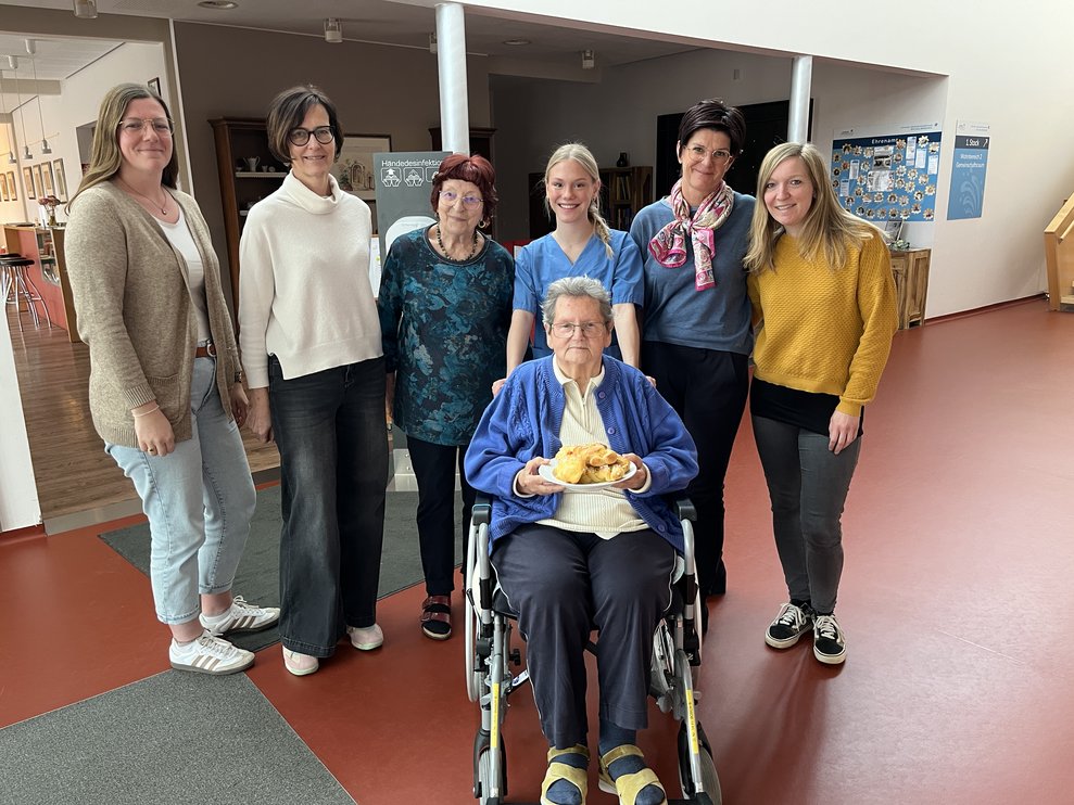 VerwaltungsmitarbeiterInnen mit Bewohnerinnen und Osterleckerein