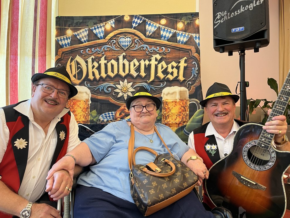 Die Schlosskogler posieren mit einer Dame.